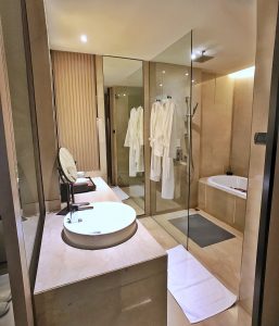 Okura Prestige Bangkok bathroom